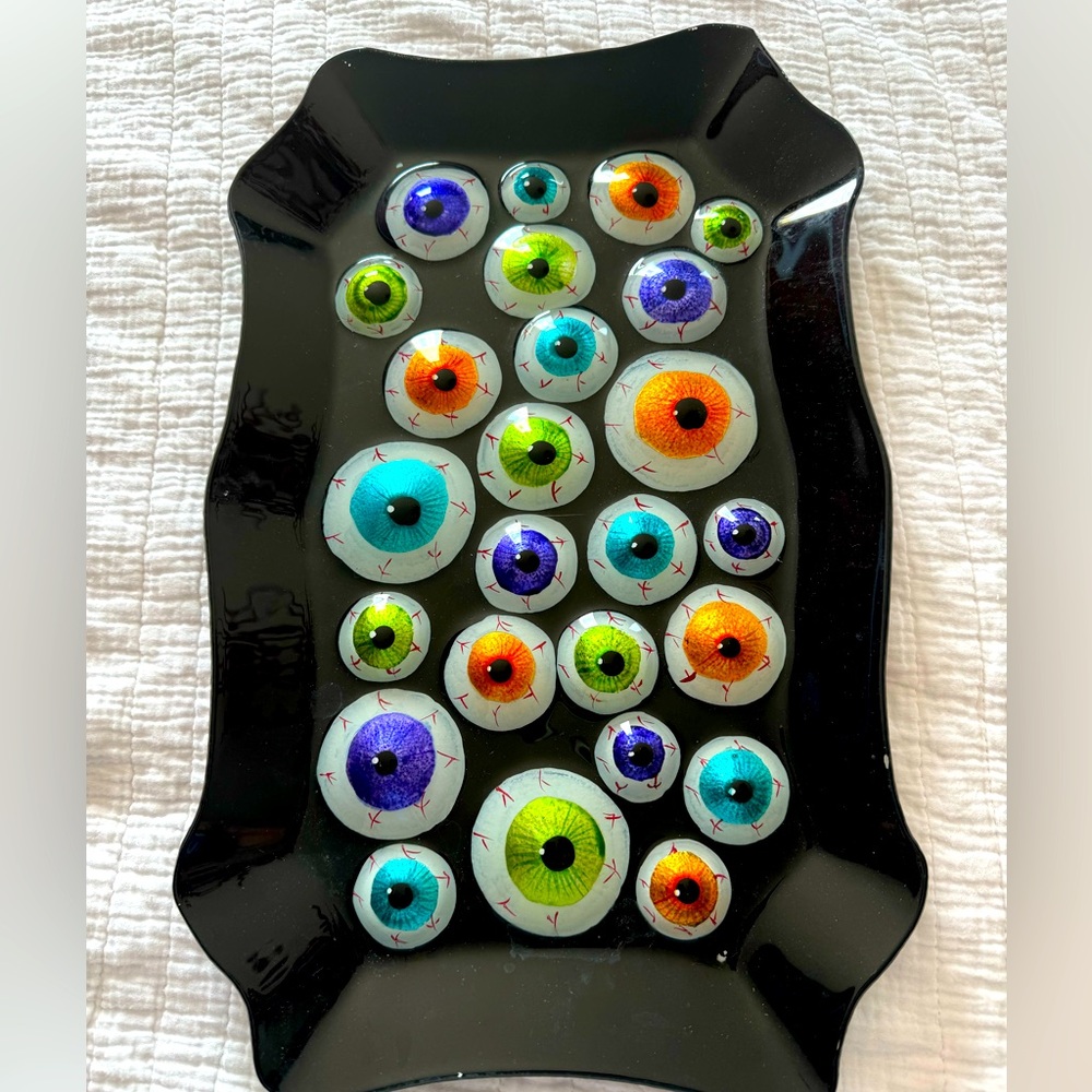 Bulging eyes!!!! Glass platter for Halloween or for a fun party.